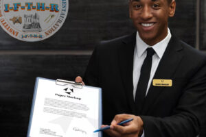 homme-livre-dans-mains-tient-livre_92-12054