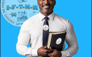 homme-livre-dans-mains-tient-livre_975292-12054